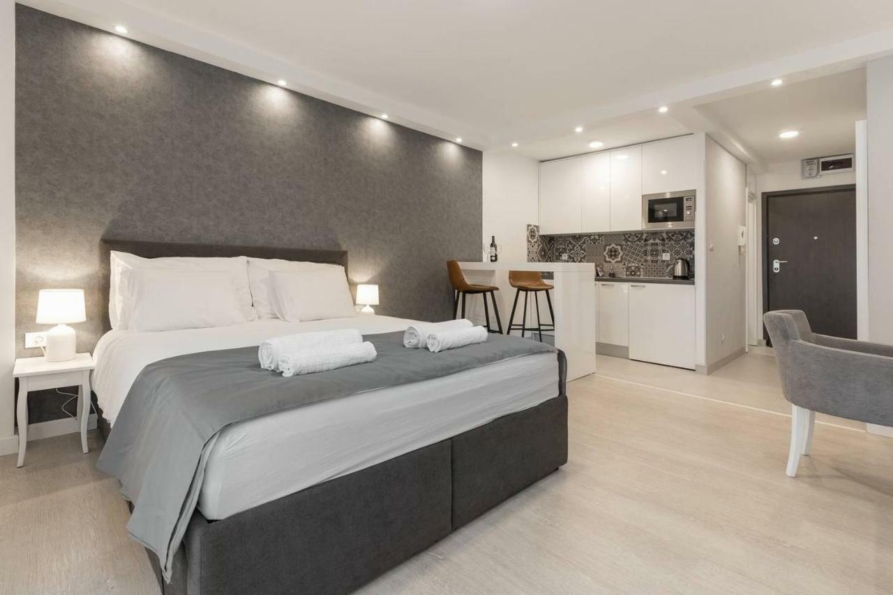 Penthouse "Sky 17" S Balkonom I Besplatnim Parkingom Appartement Zagreb Buitenkant foto