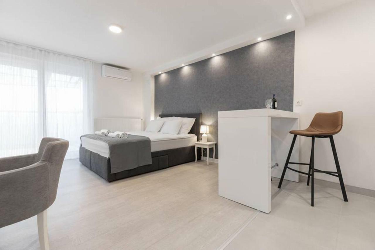 Penthouse "Sky 17" S Balkonom I Besplatnim Parkingom Appartement Zagreb Buitenkant foto