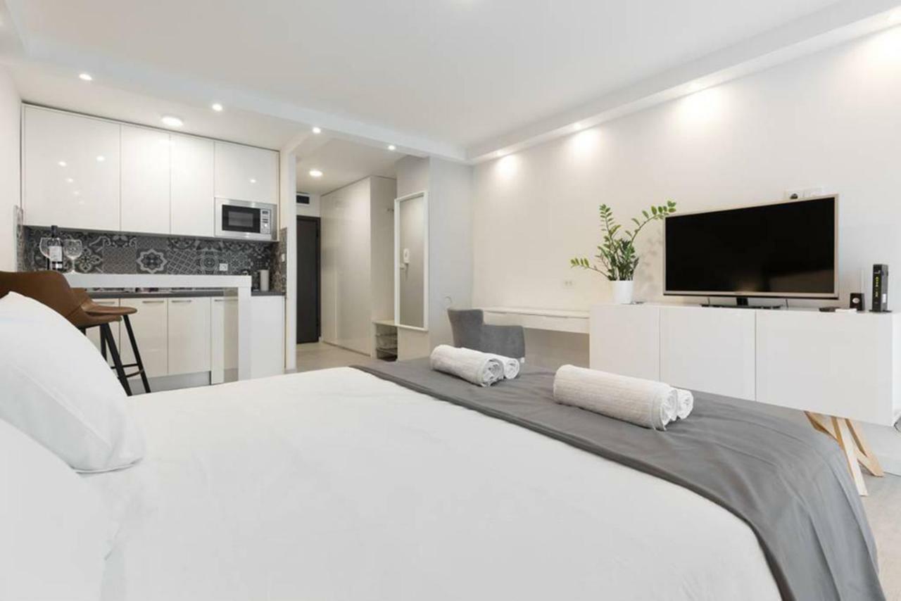 Penthouse "Sky 17" S Balkonom I Besplatnim Parkingom Appartement Zagreb Buitenkant foto